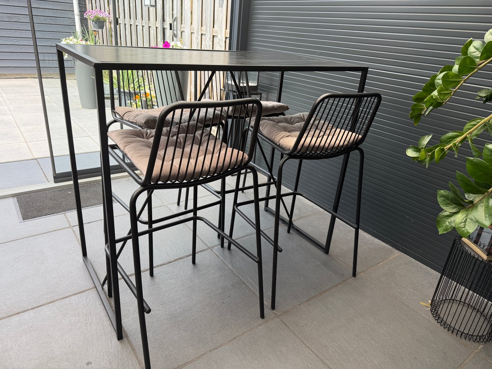 Moderne bartafelset met 4 barkrukken, zwart houtlook tafel, Ophalen, Zo goed als nieuw, 90 cm of meer, Metaal