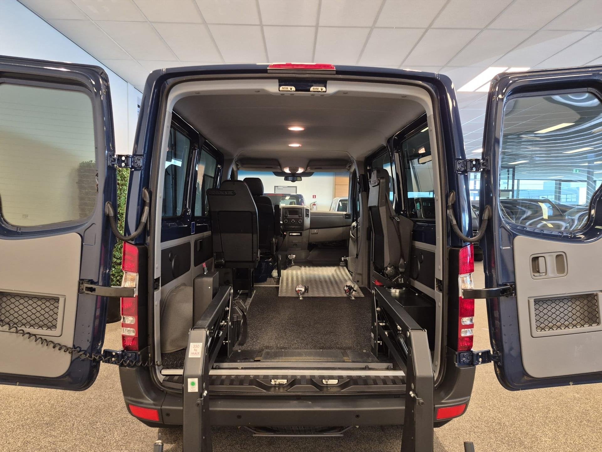 Mercedes Sprinter L1H1 Rolstoelbus Automaat - rolstoel voori, Auto's, 12 maanden, Stof, Gebruikt, Zwart