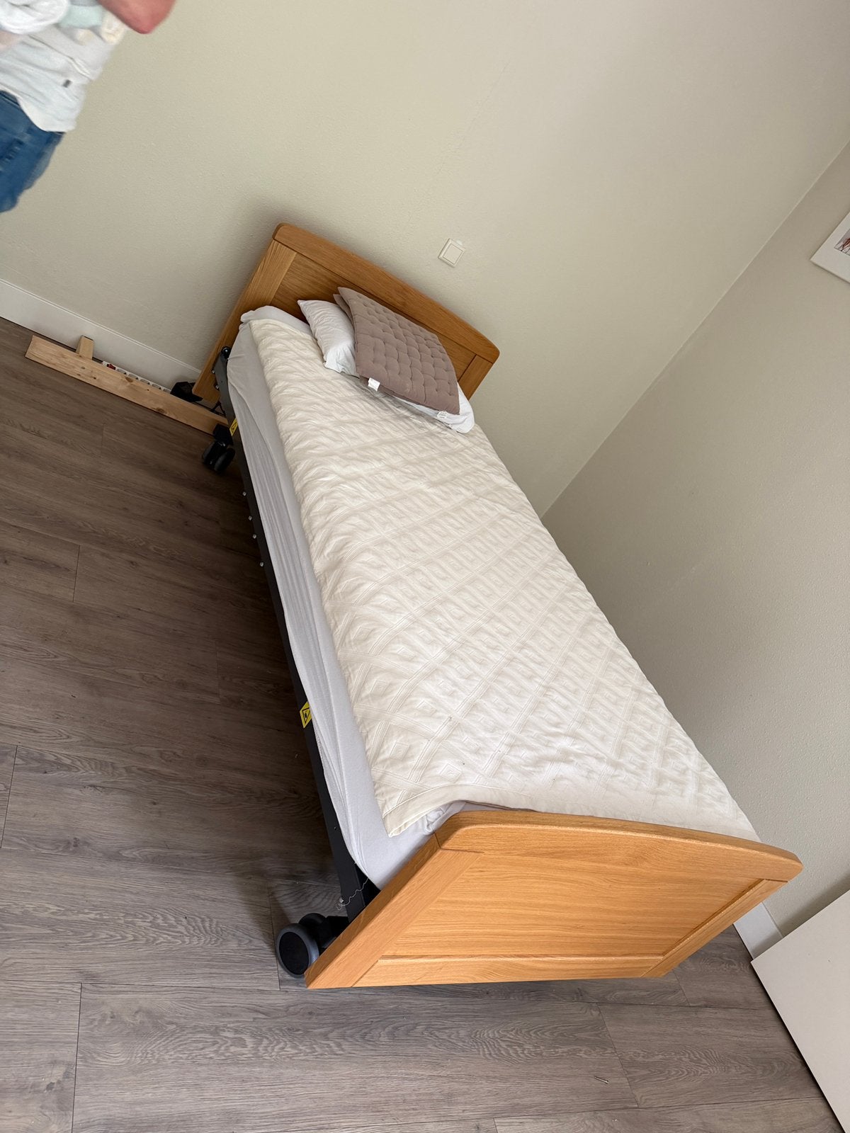 Elektrisch bed, Ophalen, Zo goed als nieuw, Eenpersoons