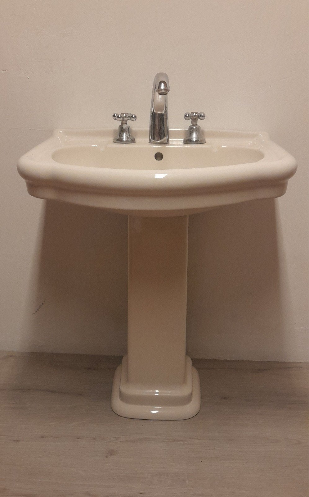 Beige wastafel met zuil en kraan, Ophalen, Gebruikt, Wastafel