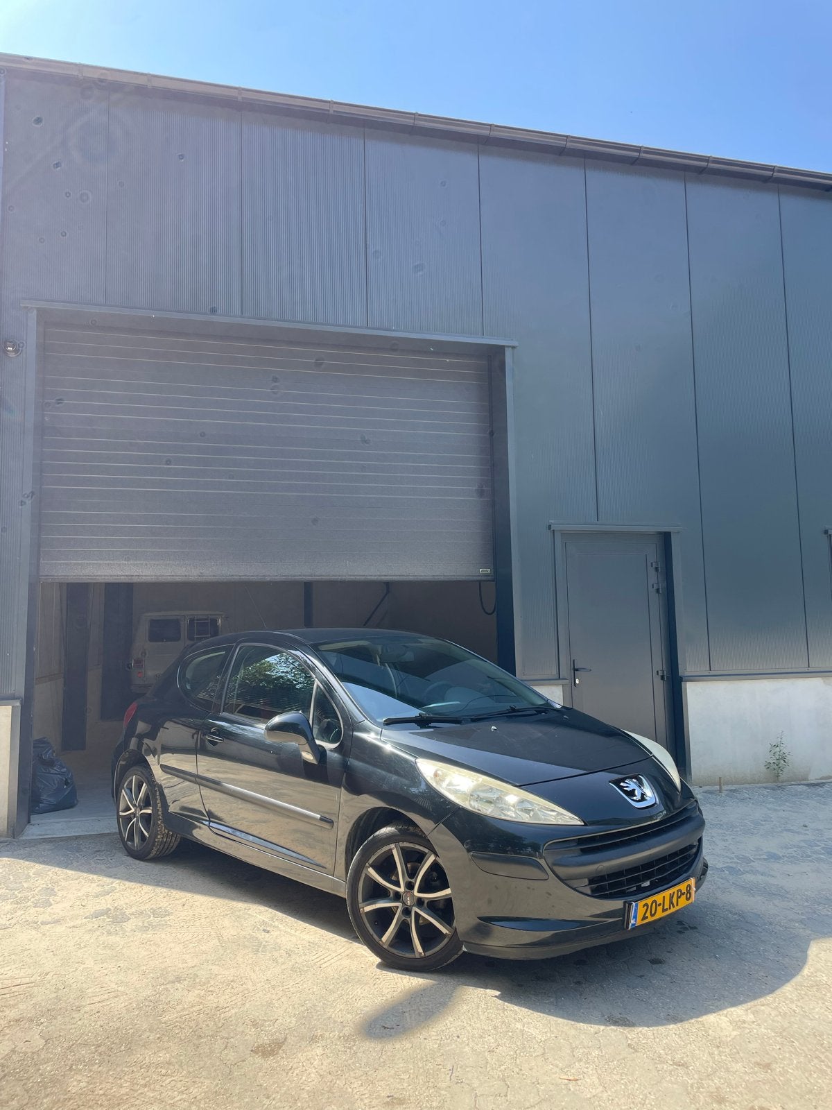 Peugeot 207 1.4 16V 3DRS 2007 Zwart, Auto's, Voorwielaandrijving, 4 cilinders, Handgeschakeld, Geïmporteerd