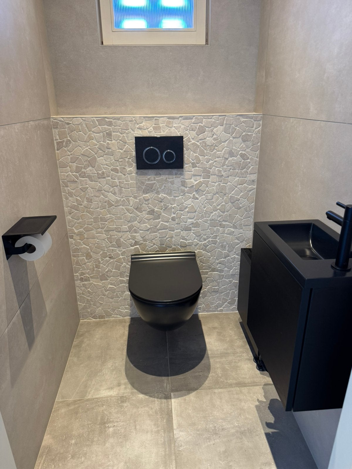 Zwarte toiletpot met wasbak en toiletrolhouder, Ophalen, Zo goed als nieuw, Toilet
