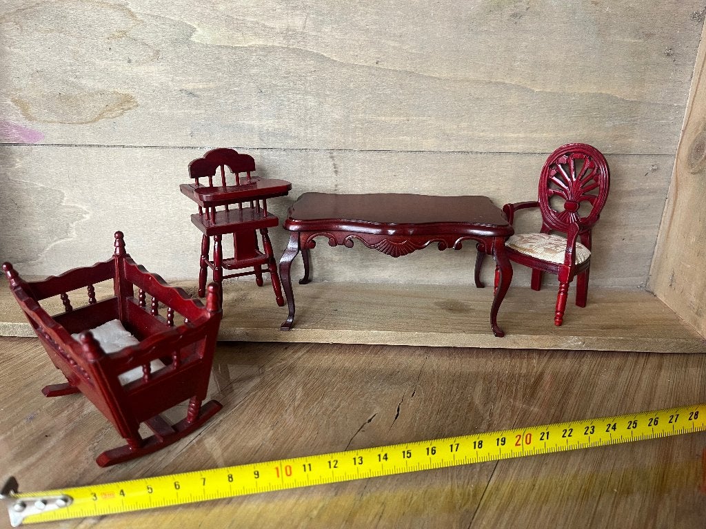 Miniatuur poppenhuis meubels: wieg kinderstoel tafel stoel, Ophalen of Verzenden, Gebruikt, Poppenhuis
