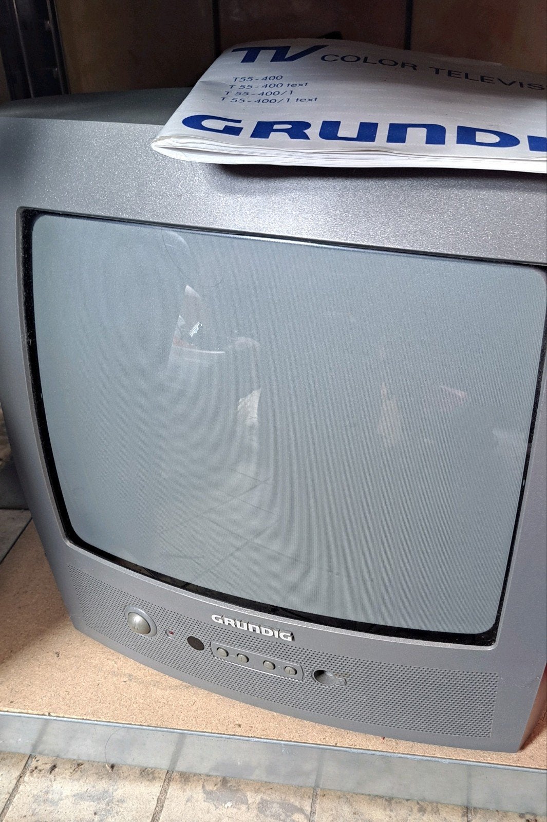 Vintage Grundig Kleurentelevisie - met muurbeugel, Ophalen, Thomas-Edison-Platz 3, 63263 Neu-Isenburg, Duitsland, Gebruikt, Info@grundig.com