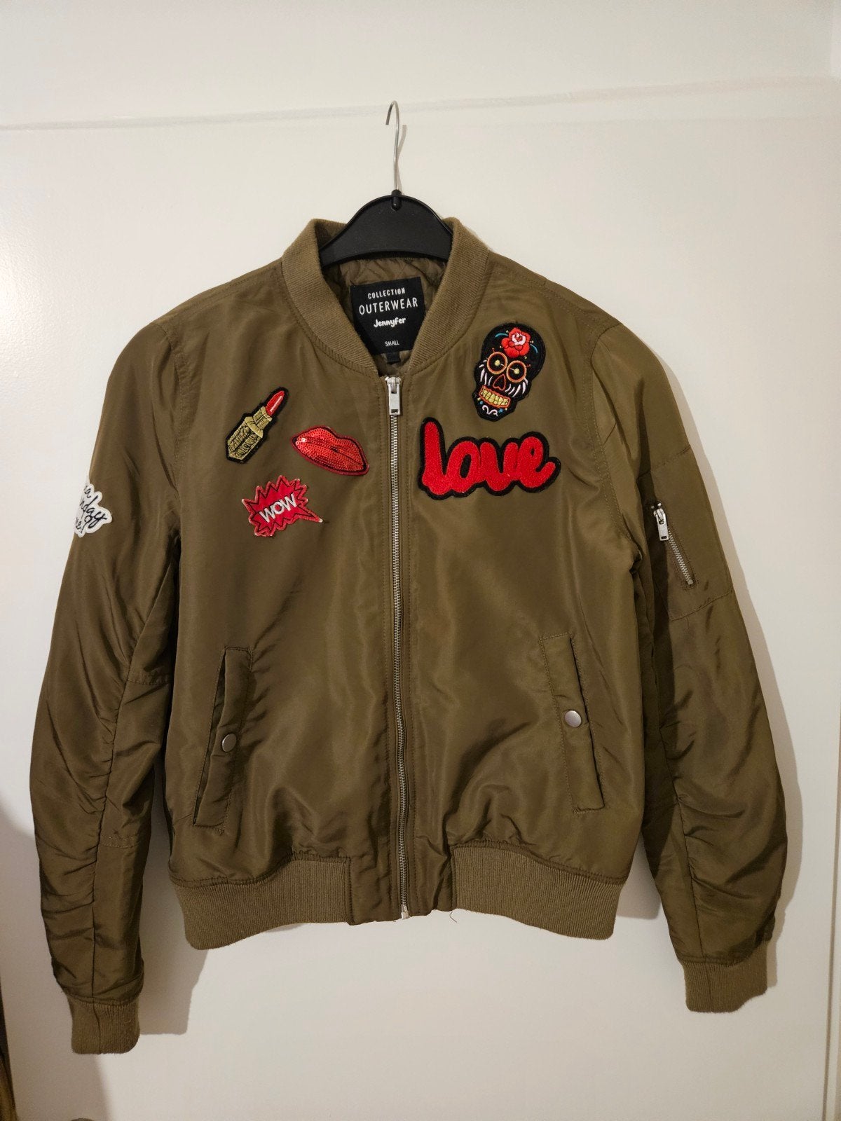 Jennyfer bomberjack met patches, maat S, Kleding | Dames, Onbekend, Jennyfer, Ophalen of Verzenden, Zo goed als nieuw