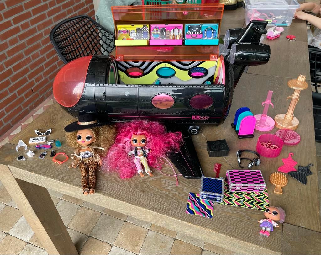 LOL Surprise vliegtuig met poppen en accessoires, Kinderen en Baby's, Speelgoed | Poppen, Ophalen, Gebruikt, Overige typen
