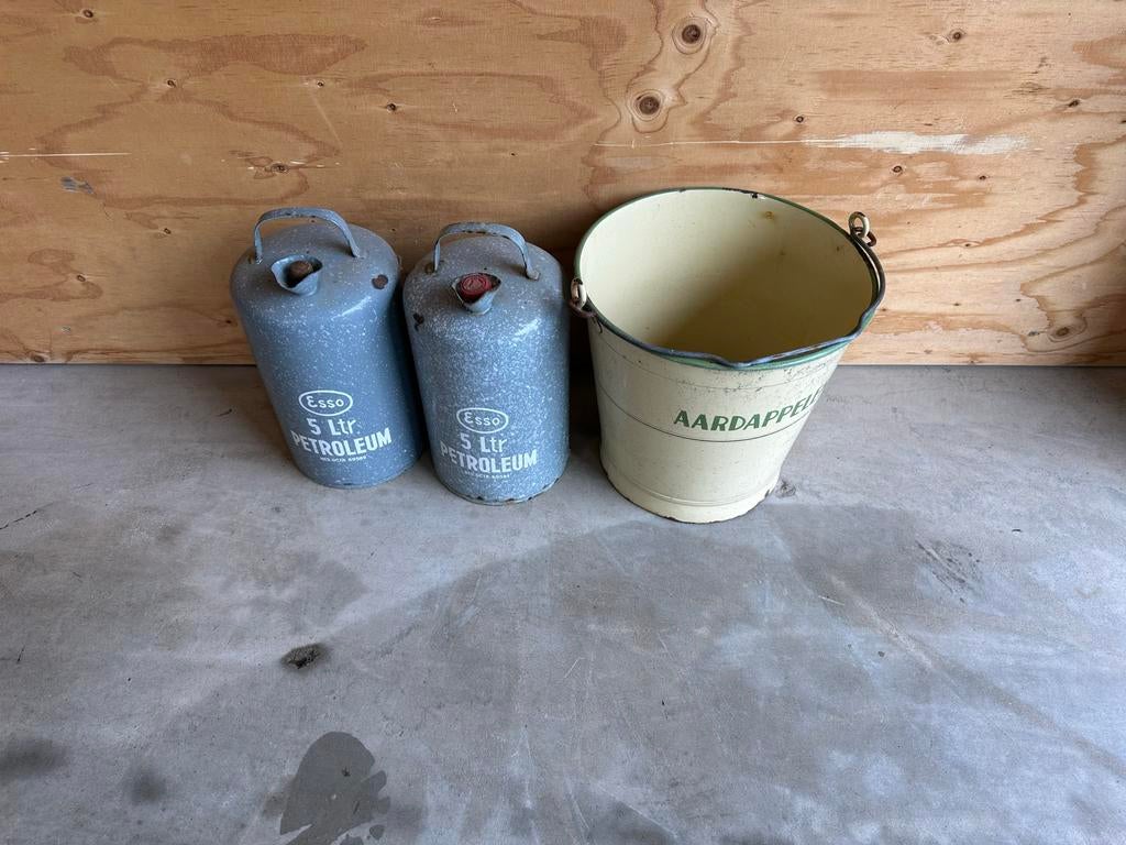 Vintage Emaille Emmer en Esso Petroleumkannen (2 stuks), Antiek en Kunst, Antiek | Emaille, Ophalen