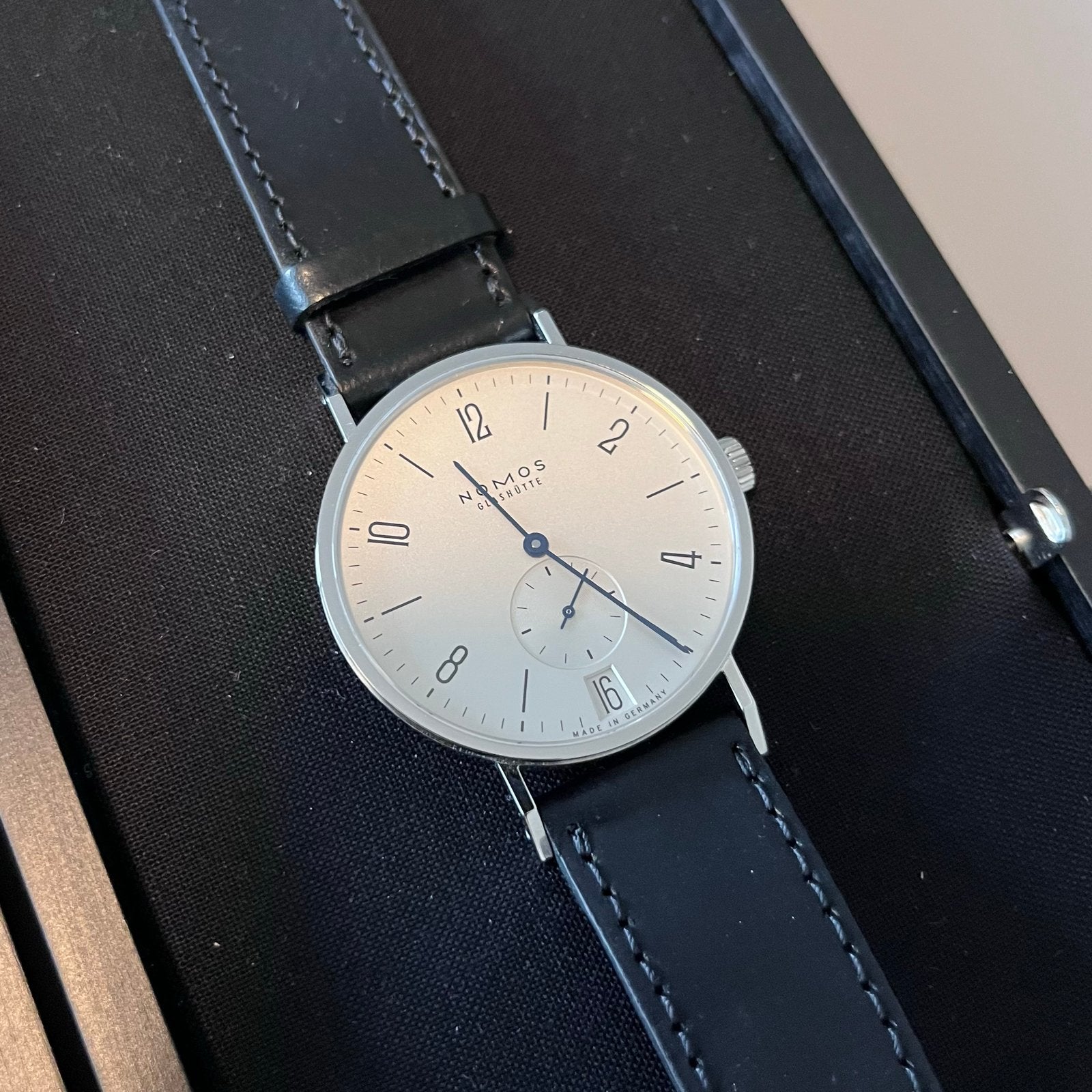 Nomos Glashütte Tangente 38 date 24305 - Zo goed als nieuw, Overige merken, Leer, Staal, Polshorloge