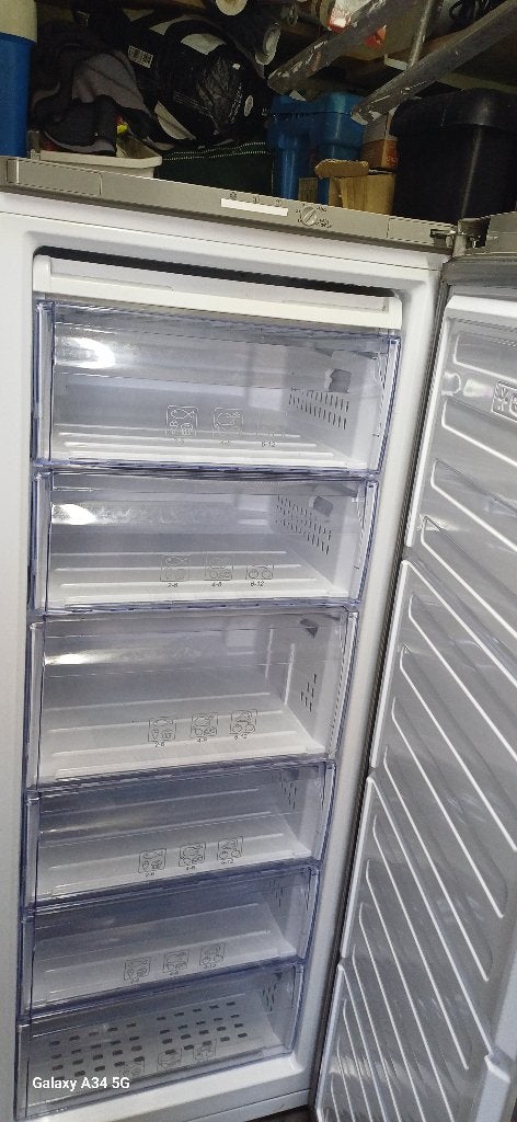 Beko vriezer, Witgoed en Apparatuur, Zo goed als nieuw, Energieklasse A of zuiniger, 140 tot 160 cm, Ophalen
