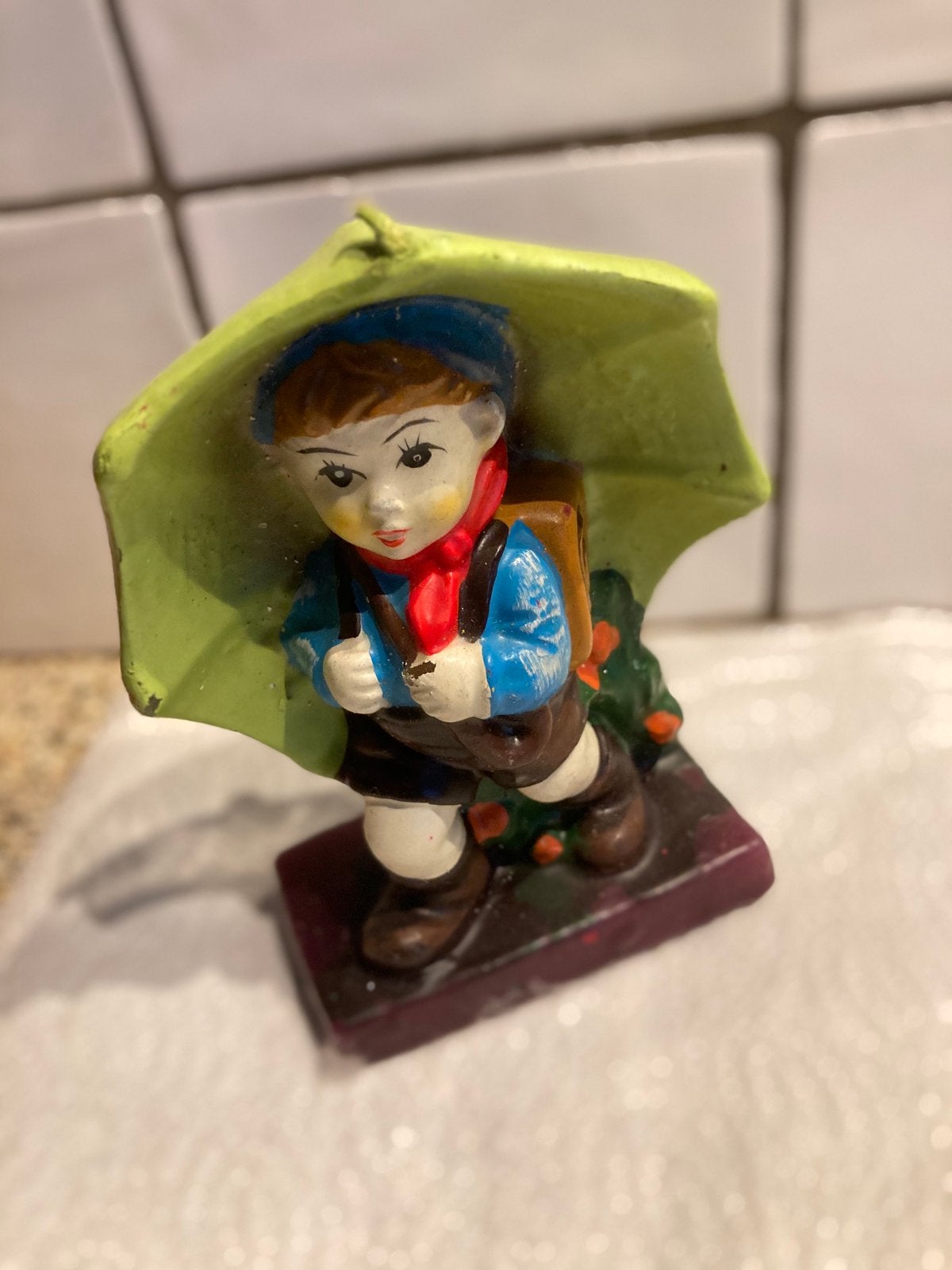 Mooie kaars jongen onder paraplu, Ophalen of Verzenden, Zo goed als nieuw, Kaars
