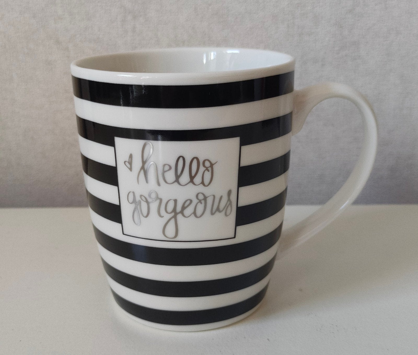 Hello Gorgeous mok in nieuwstaat, Huis en Inrichting, Overige merken, Keramiek, Zo goed als nieuw, Overige stijlen