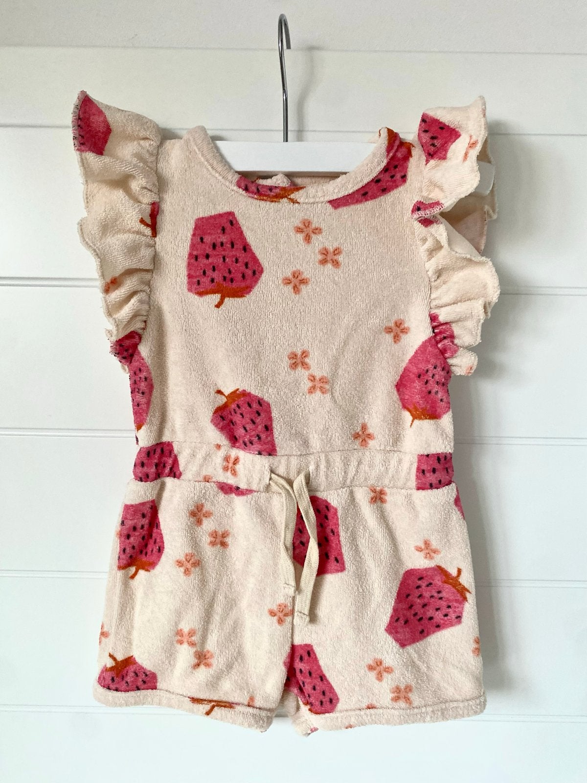 HEMA Romper met aardbeienprint - Maat 62, Ophalen of Verzenden, Zo goed als nieuw, Meisje, Pakje