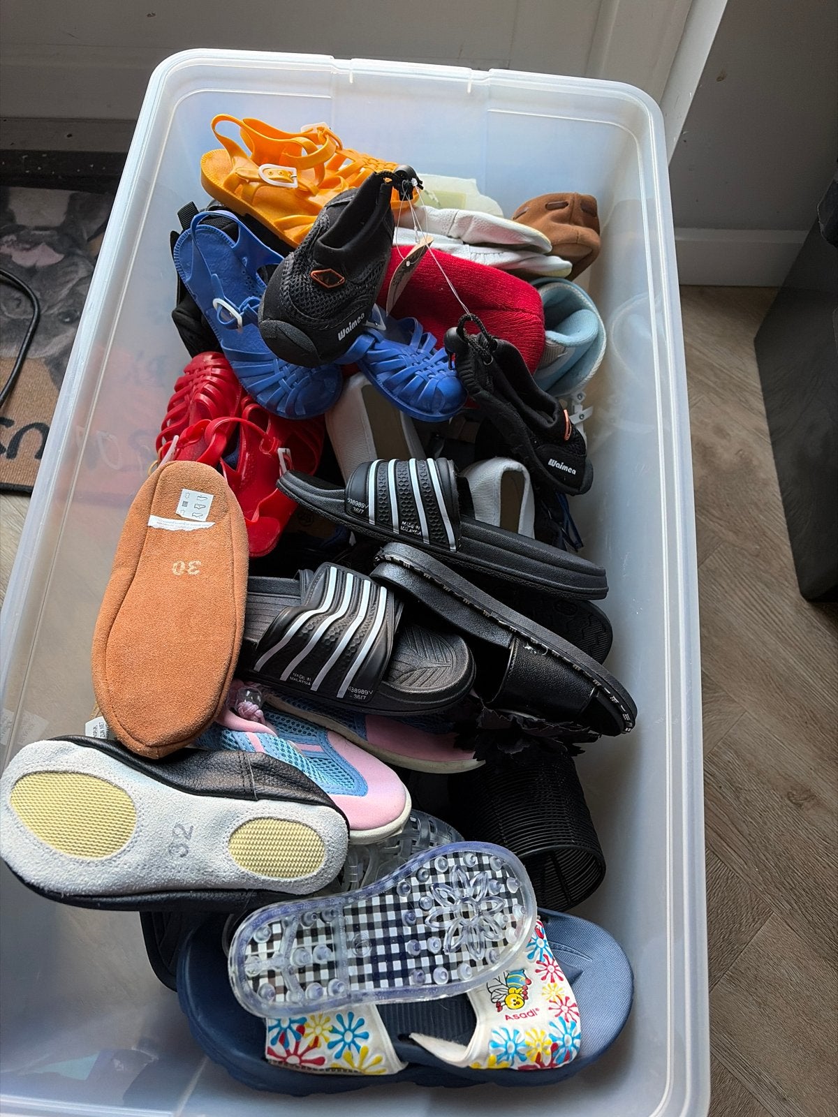 Nieuwe partij slippers, dansschoenen, waterschoenen - 40 paa, Ophalen of Verzenden, Nieuw, Slippers