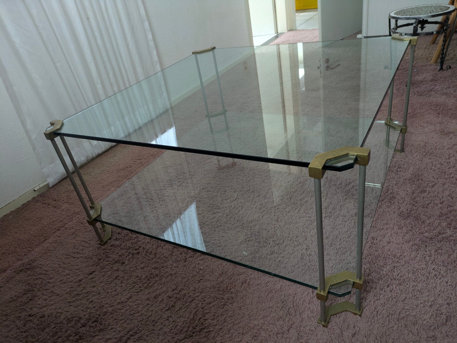 Glazen salontafel met messing details - type Peter Ghyczy, Huis en Inrichting, Ophalen, Gebruikt, 50 tot 100 cm, Vierkant