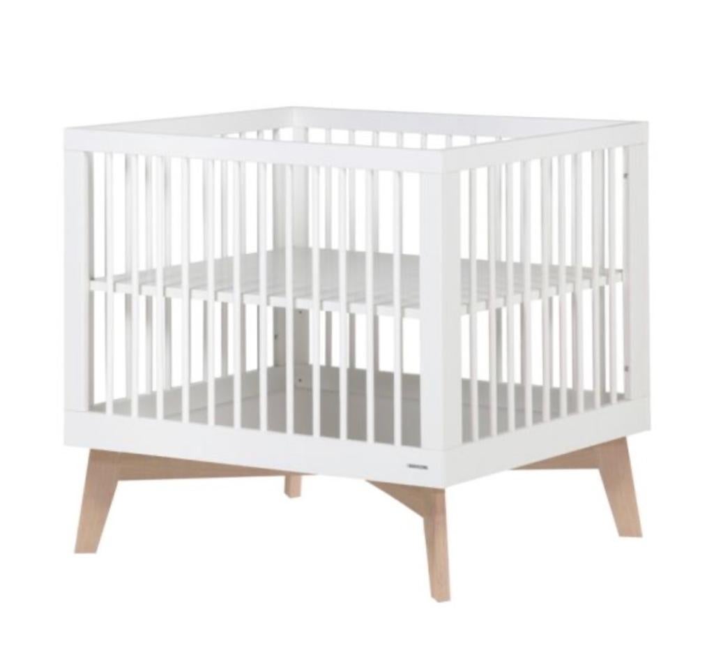 Kidsmill Hoogglans Witte Box met Verstelbare Bodem, Kinderen en Baby's, Boxen, Ophalen of Verzenden, Zo goed als nieuw, Vierkant