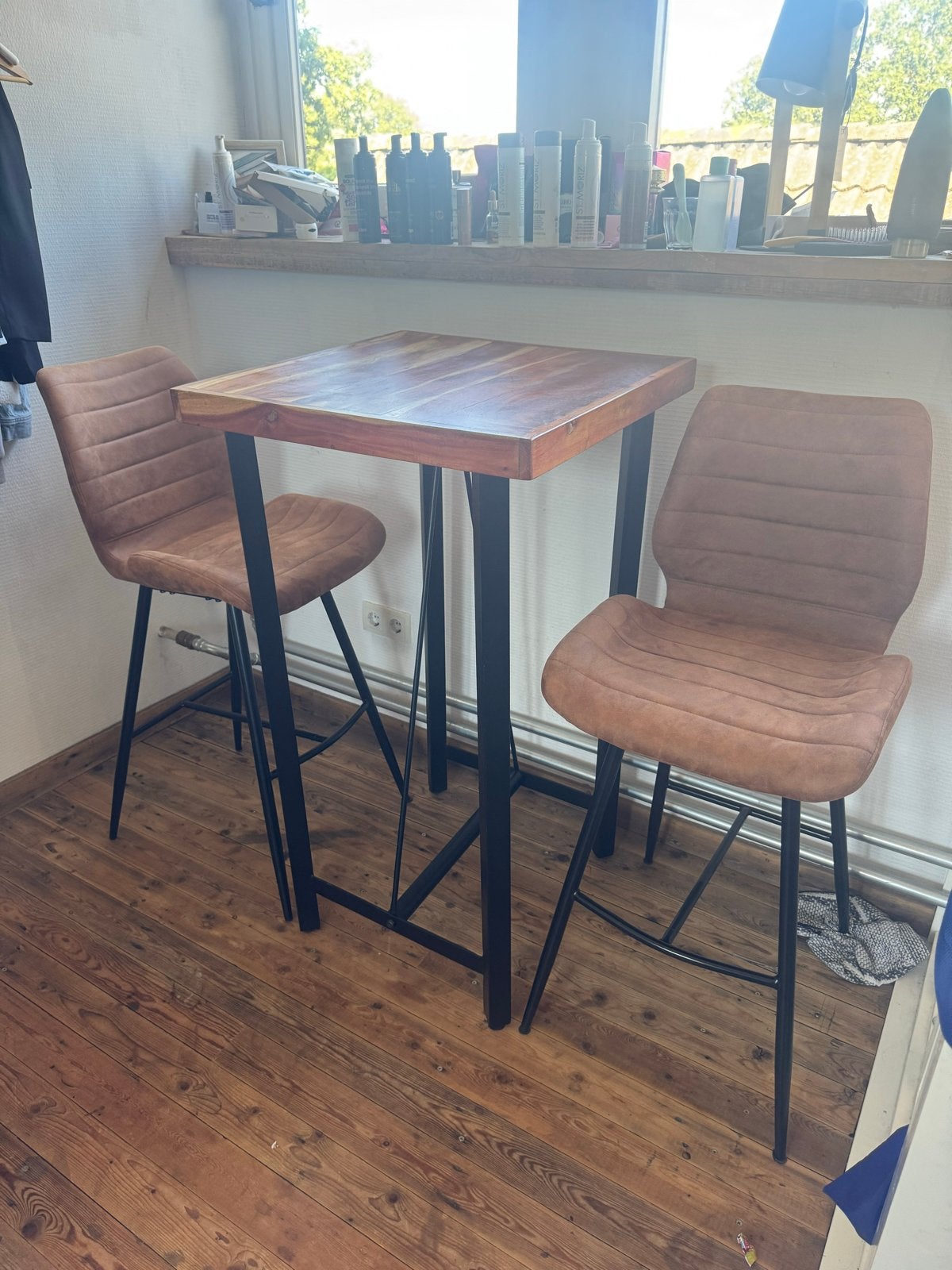 acasia houten bartafel met 2 design cognac barkrukken, Ophalen of Verzenden, Zo goed als nieuw