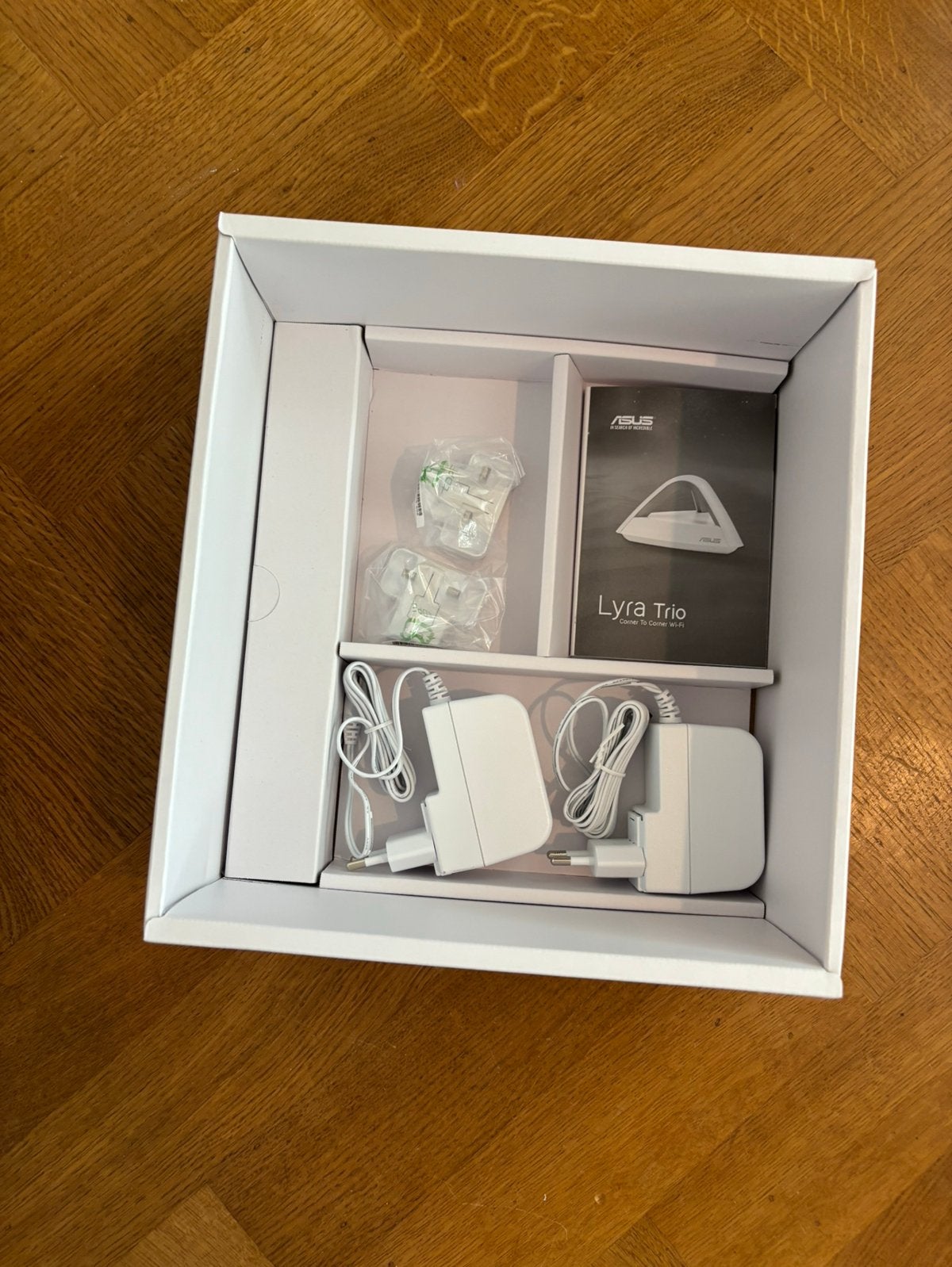 Foto 3 van Nieuw in doos: 5 stuks ASUS Lyra Trio mesh AC1750 router