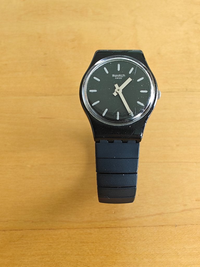 Stijlvol Swatch Dameshorloge - Zwart met rekband, Sieraden, Tassen en Uiterlijk, Horloges | Dames, Kunststof, Gebruikt, Polshorloge