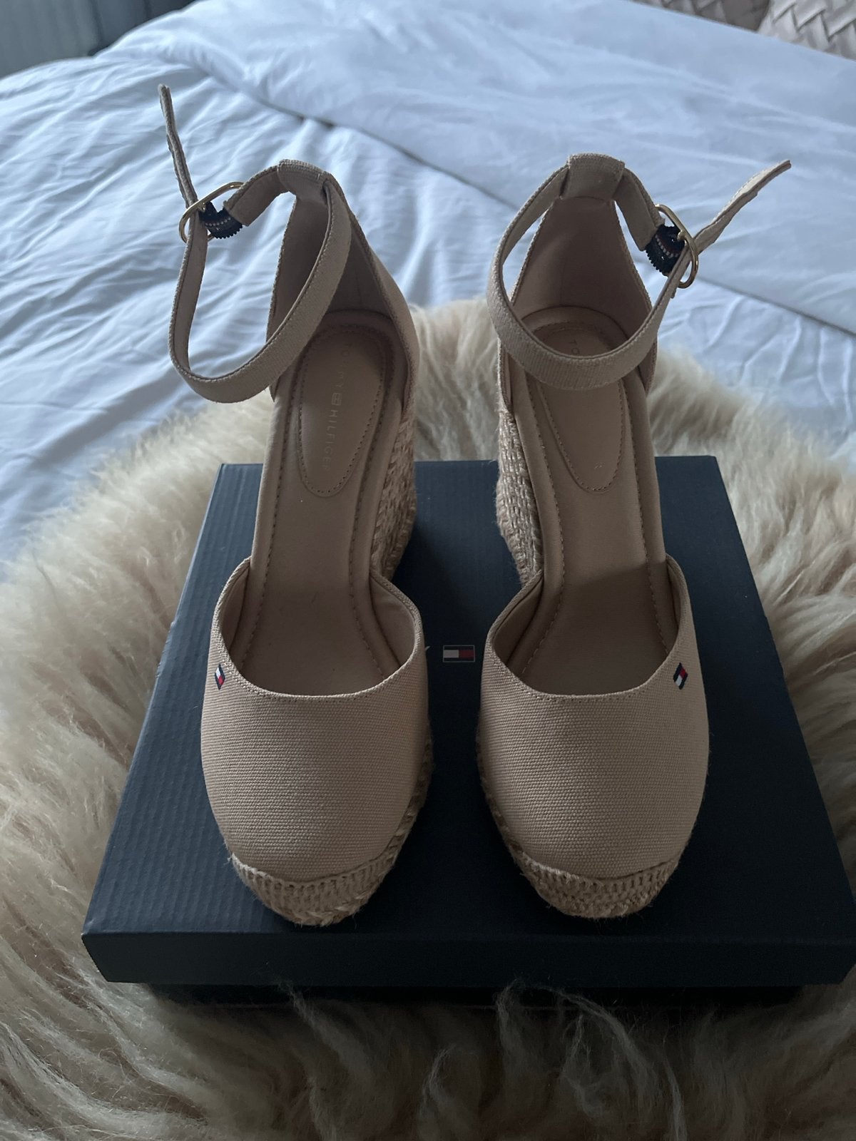 Tommy Hilfiger Sleehakken maat 38- Nieuw in doos, Ophalen of Verzenden, Nieuw, Beige, Sandalen of Muiltjes