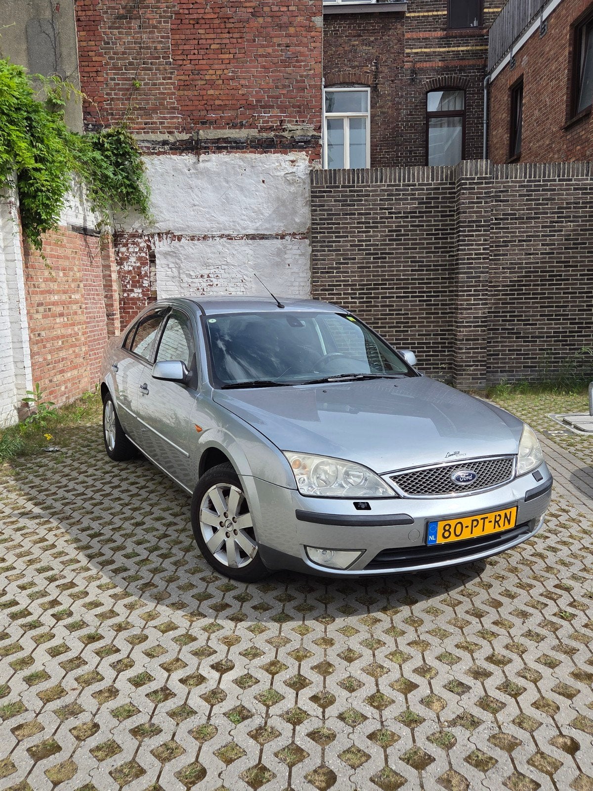 Ford Mondeo 1.8 Nieuwe APK 2004 met Trekhaak, Auto's, 680 kg, 4 cilinders, Mondeo, Origineel Nederlands