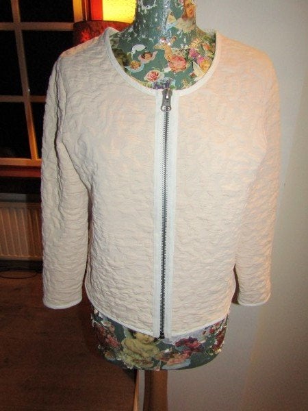 D1412 ELVIRA mt 38 nieuw jasje roze nude gobelin reliëf, Maat 38/40 (M), Verzenden, Nieuw, Jasje