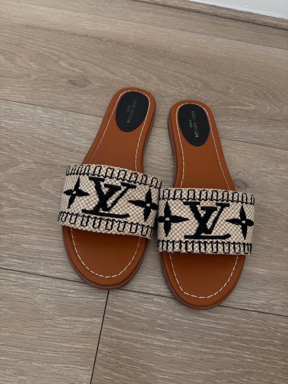 Louis vuitton zomer slippers 39, Ophalen of Verzenden, Zo goed als nieuw, Meisje, Overige typen