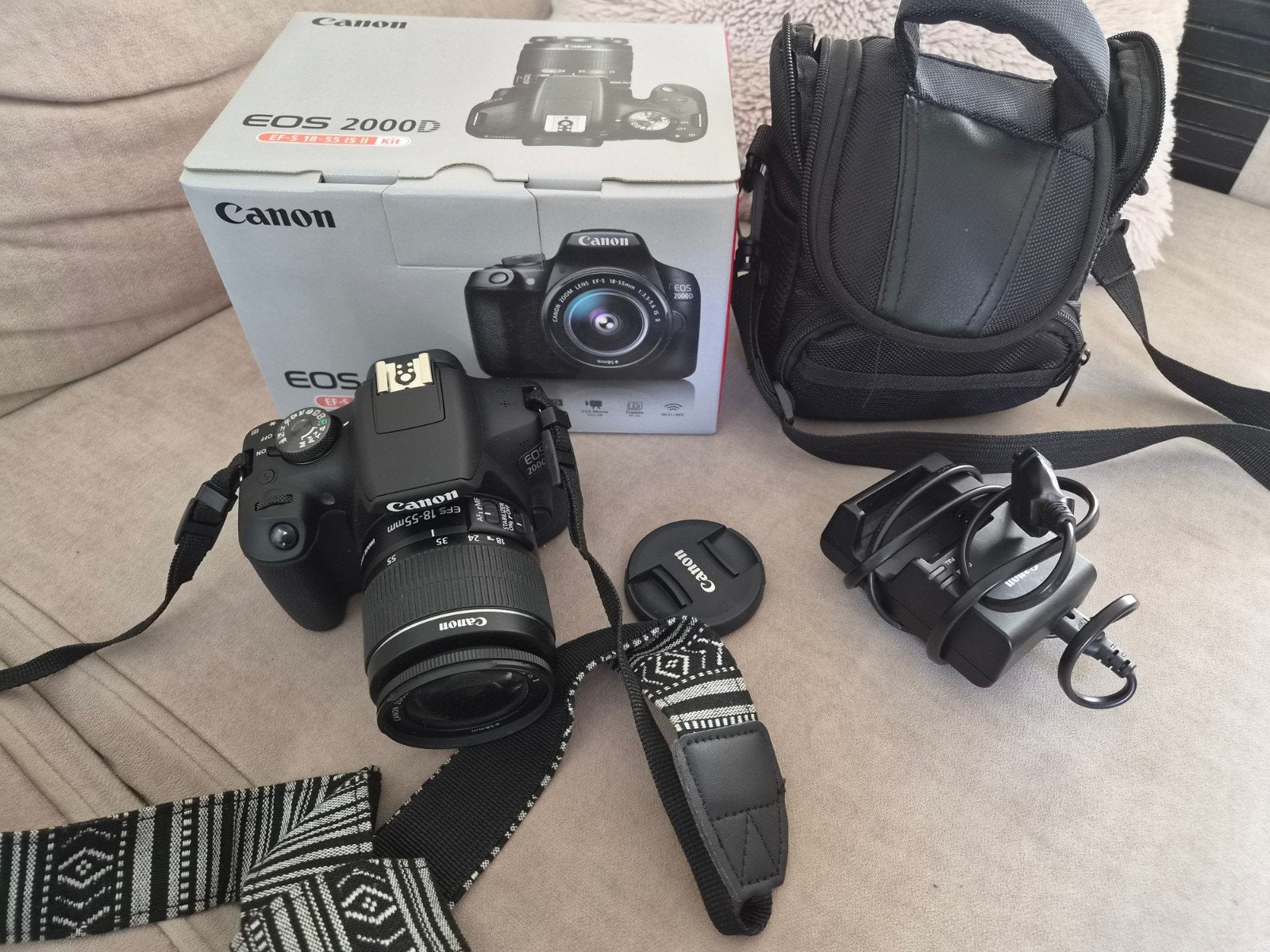 Canon EOS 2000D Spiegelreflexcamera - ZGAN, Canon, Ophalen of Verzenden, Zo goed als nieuw, 4 t/m 7 keer