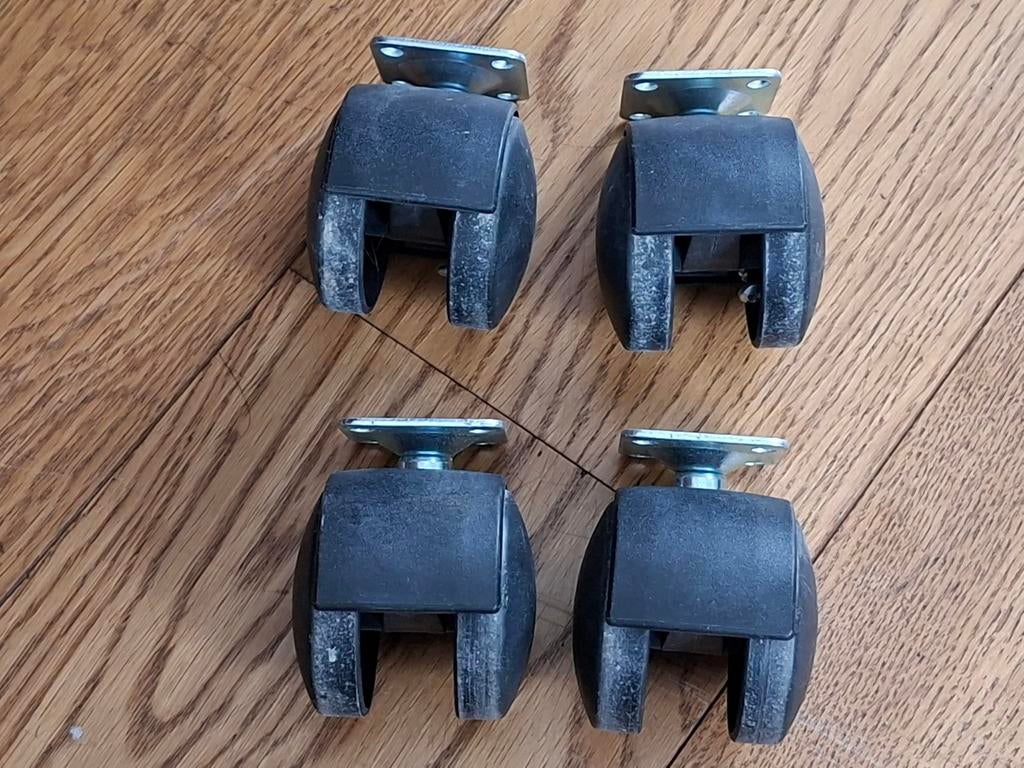 4 kleine zwenkwielen voor kastje - Gebruikt, Ophalen, Gebruikt