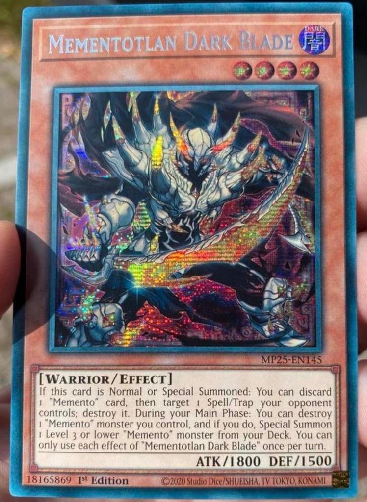 Yu-Gi-Oh! Mementotlan Dark Blade MP25 1st Tin Promo !, Ophalen of Verzenden, Zo goed als nieuw, Losse kaart, Foil