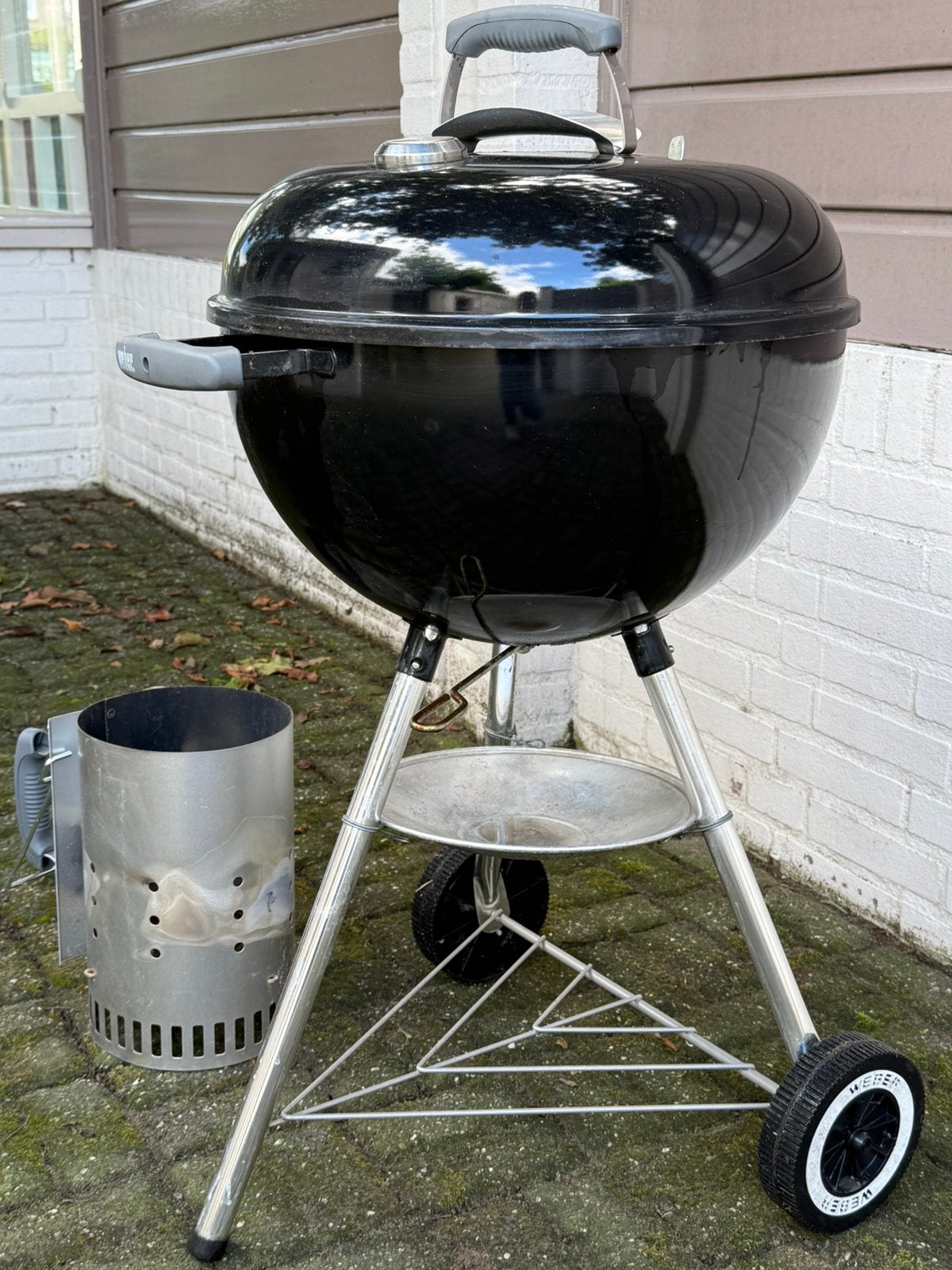 Weber 57 cm kogelbarbecue + brikettenstarter, goede staat, Tuin en Terras, Houtskoolbarbecues, Ophalen, Gebruikt