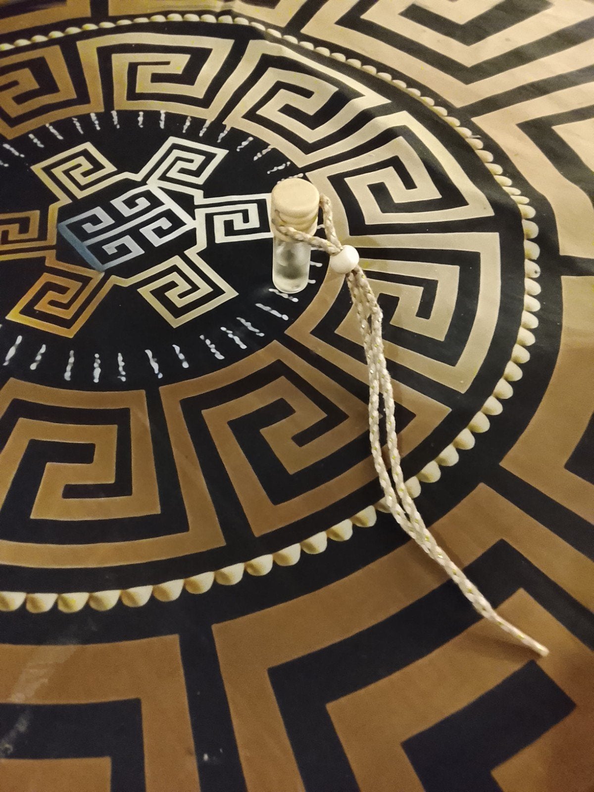 Decoratieve Flesje met Touwtje - Grieks Patroon, Sieraden, Tassen en Uiterlijk, Uiterlijk | Parfum, Gebruikt, Ophalen of Verzenden