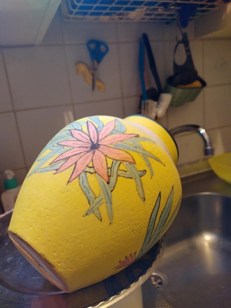 Gele vaas met bloemen, Huis en Inrichting, Woonaccessoires | Vazen, Ophalen of Verzenden