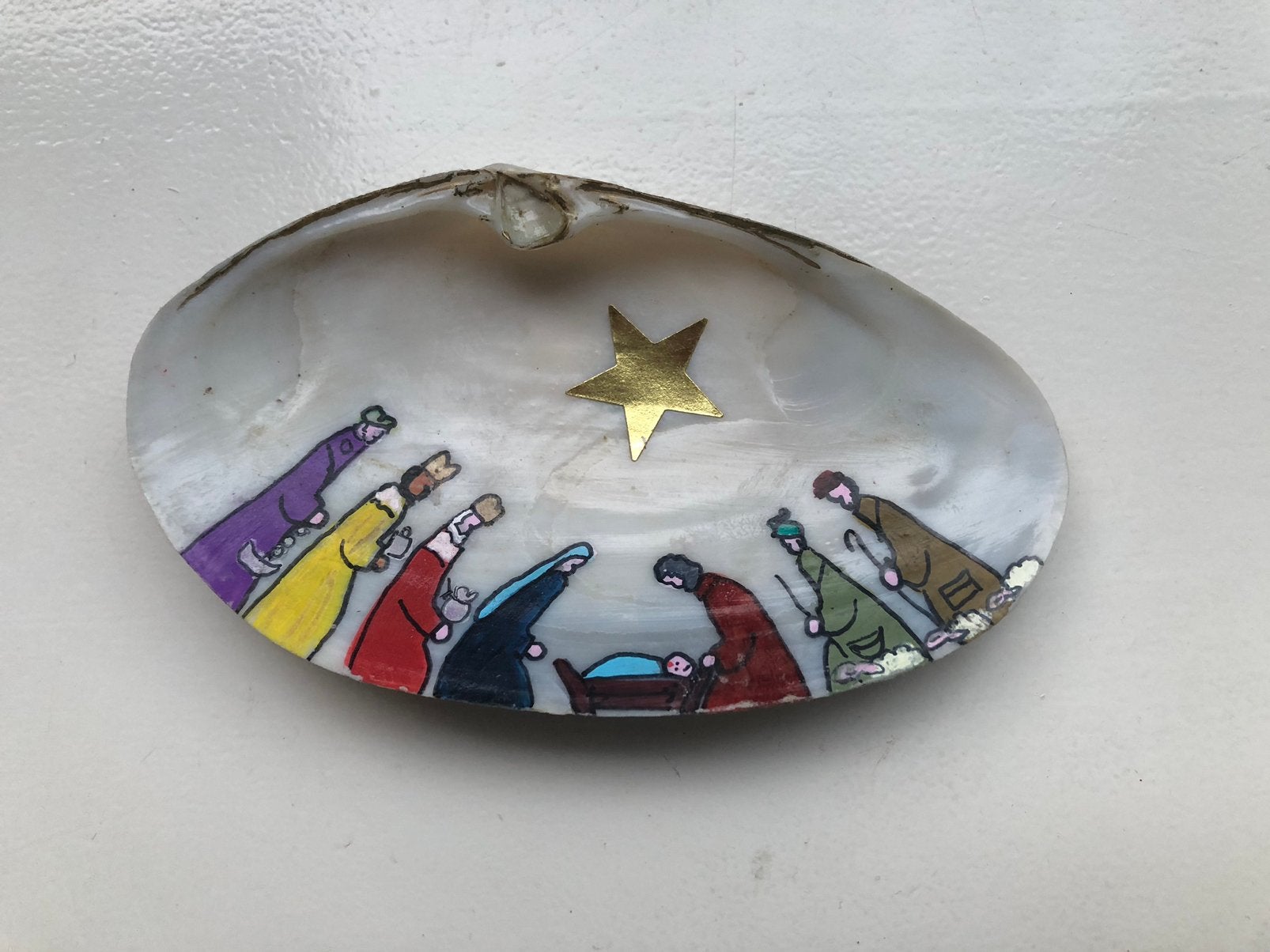 Mini kerststal geschilderd in schelp €8.50, Diversen, Ophalen of Verzenden, Zo goed als nieuw