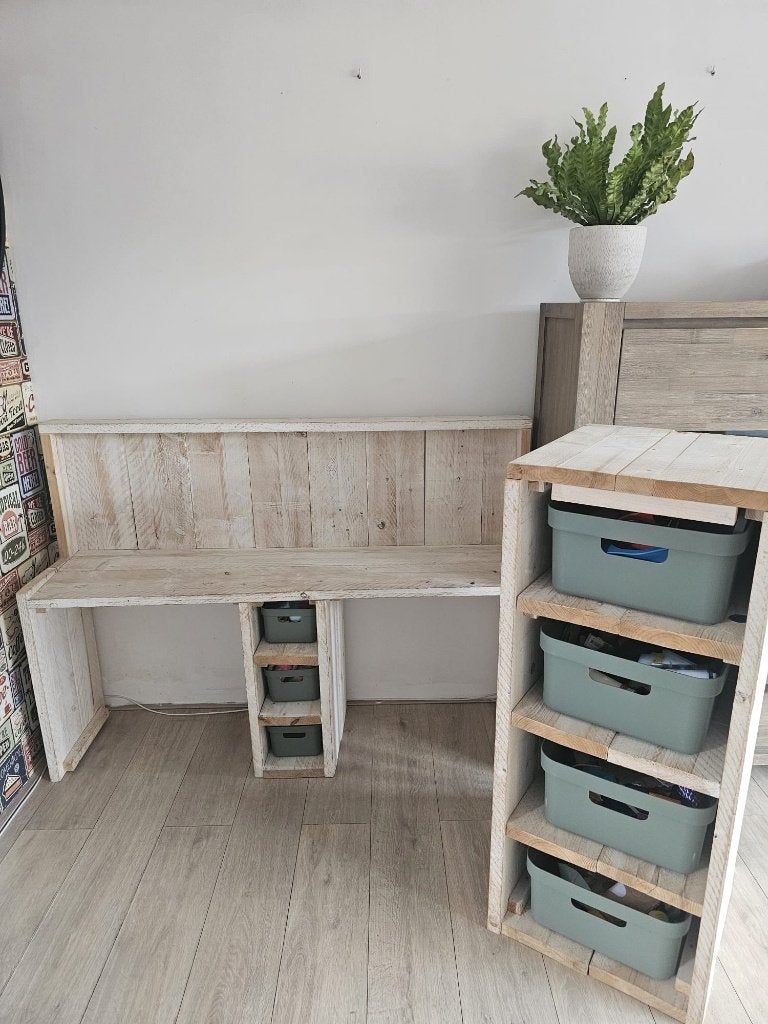 speeltafel en kast steigerhout met plastic bakken, Ophalen, Gebruikt