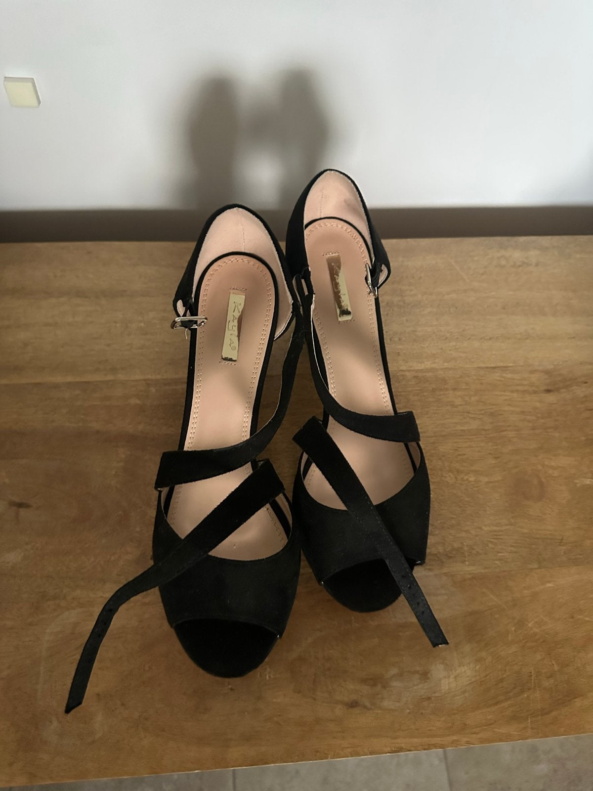 Zwarte Kayla hakken met bandjes, Ophalen of Verzenden, Zo goed als nieuw, Zwart, Pumps