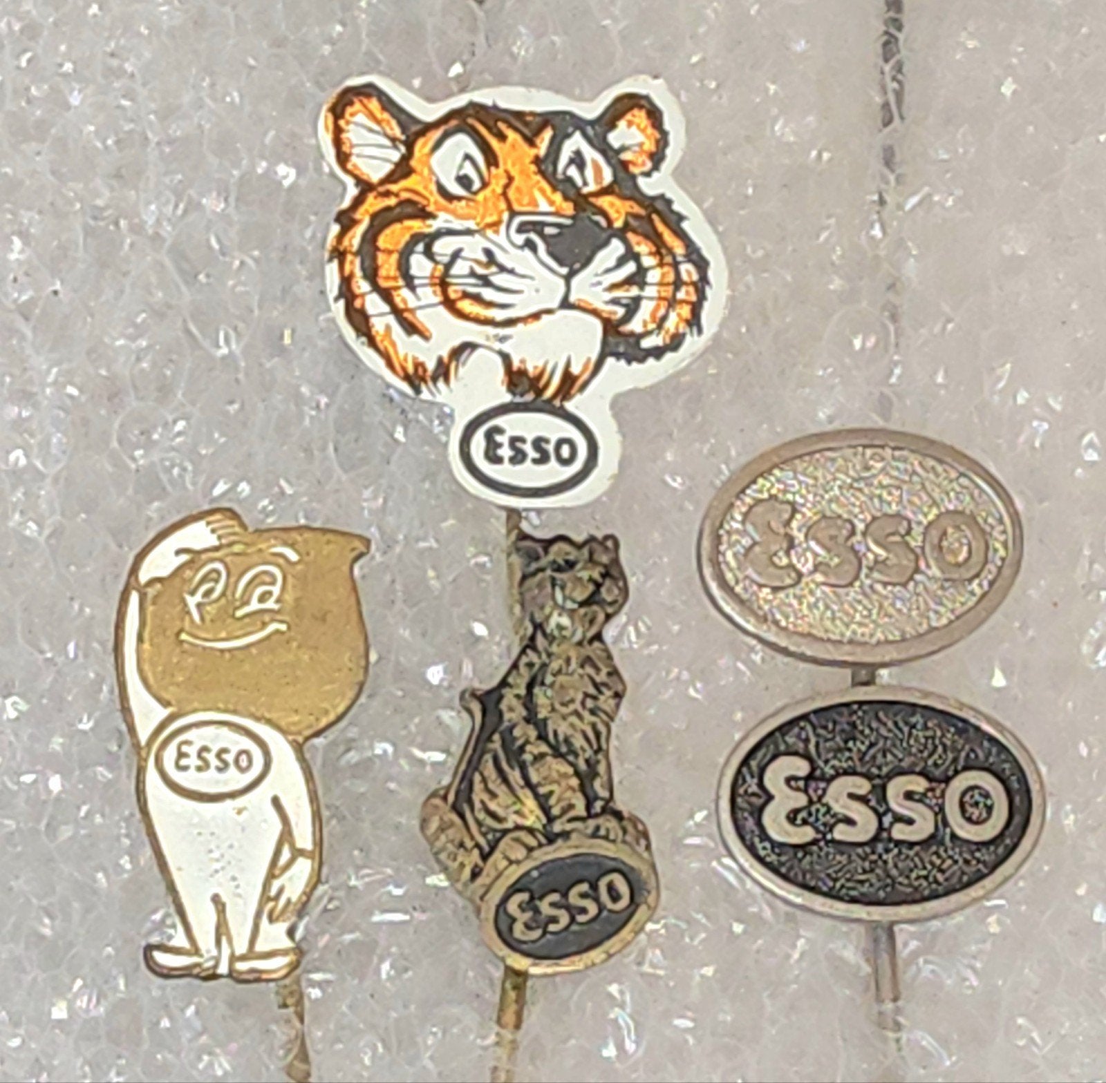 5 Esso Speldjes: Tijger, Esso Boy en Logo's, Ophalen of Verzenden, Gebruikt, Merk, Speldje of Pin