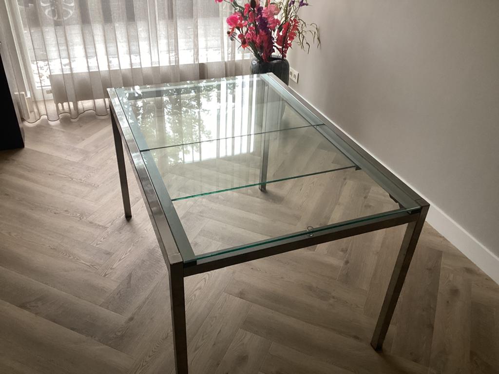 Eetkamertafel van gehard glas met verchroomd onderstel, Huis en Inrichting, Tafels | Eettafels, Ophalen, Gebruikt, Is makkelijk met iedere stijl te combineren.