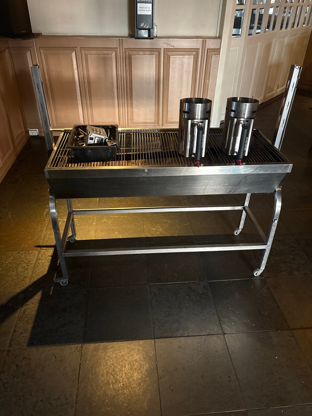 Professionele RVS BBQ Grill met Houtskoolstarters, Ophalen, Gebruikt