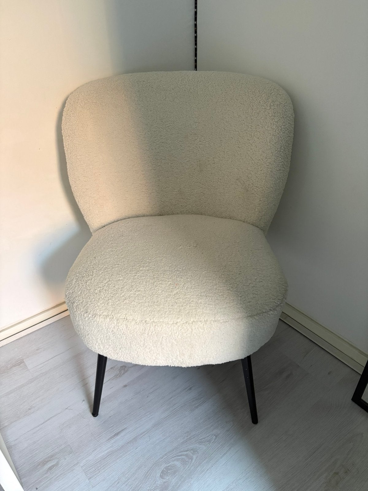 Mooie bouclé fauteuil crème/wit – zwarte poten, Ophalen, Zo goed als nieuw, Stof, 50 tot 75 cm