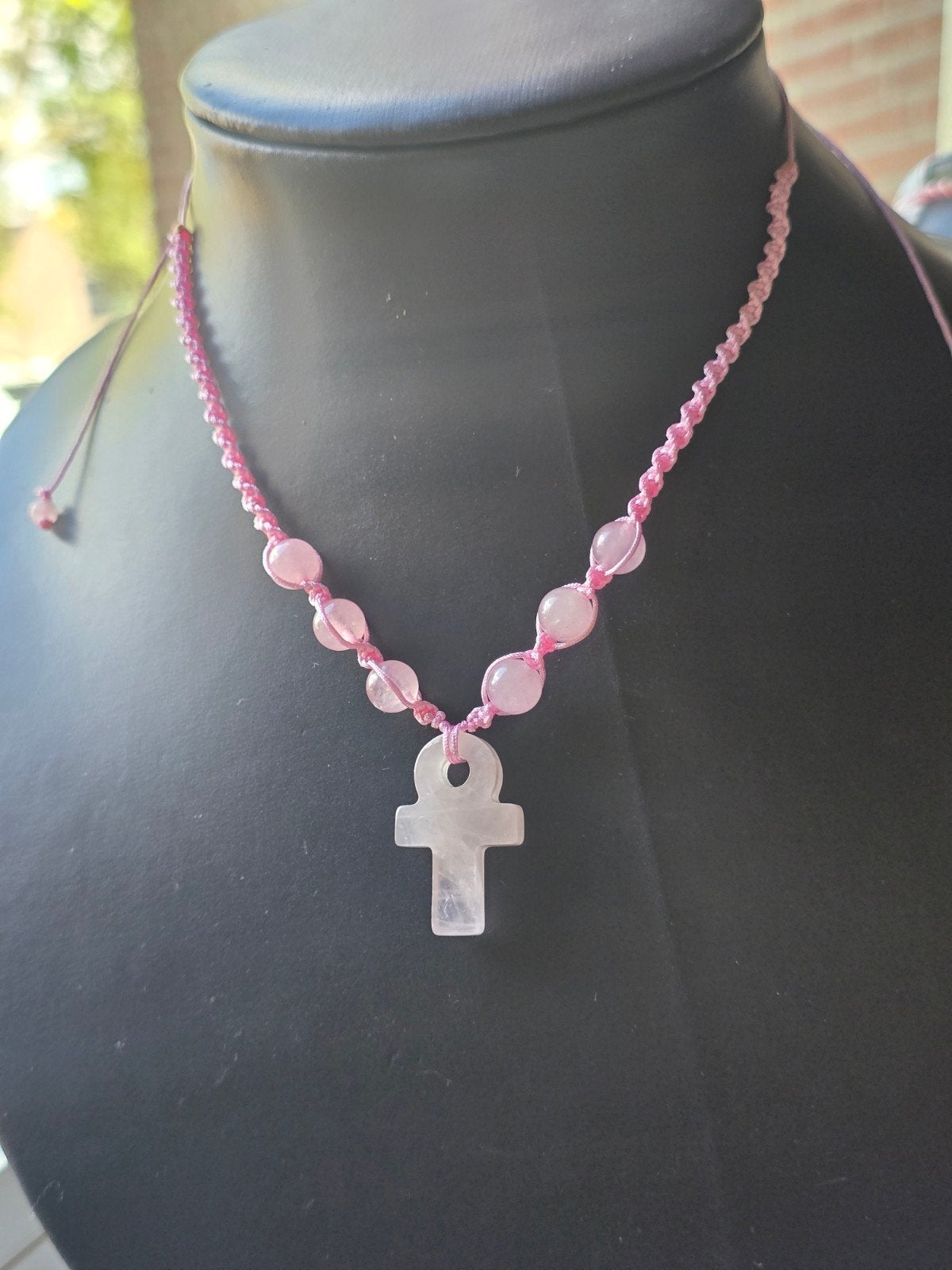 Handgemaakte Macramé Ketting met Rozenkwarts Ankh Hanger, Nieuw, Ophalen of Verzenden, Steen of Mineraal, Roze