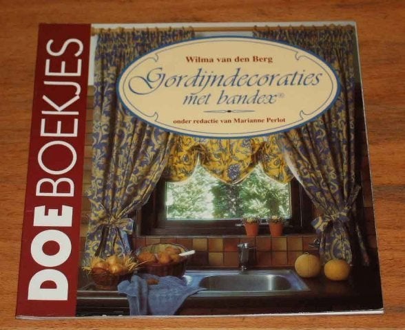 Gordijndecoraties met bandex - van den Berg - doe0769, Ophalen of Verzenden, Zo goed als nieuw, Borduren en Naaien