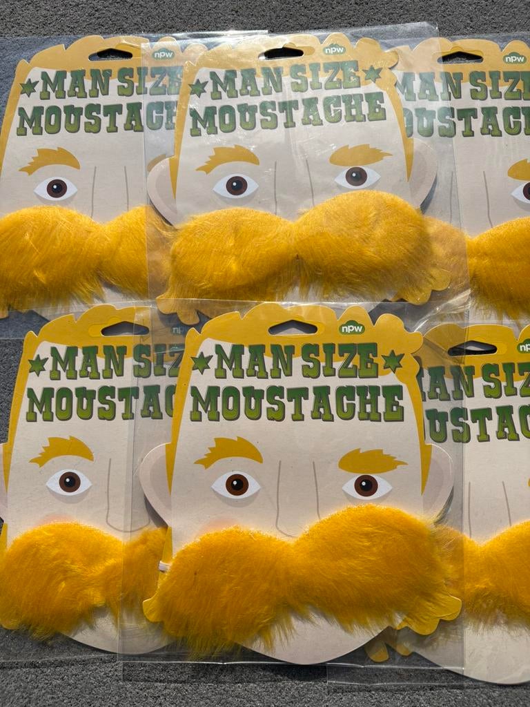 90 NIEUWE GROTE SNORREN (MOUSTACHE) op kaart., Ophalen of Verzenden, Nieuw