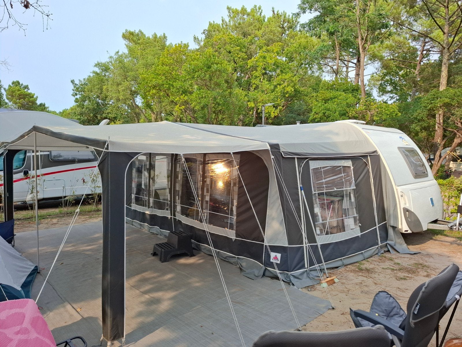 Knaus sudwind 550 FSK met diepe dorema voortent en luifel., Schokbreker, Rondzit, Particulier, 6 tot 7 meter