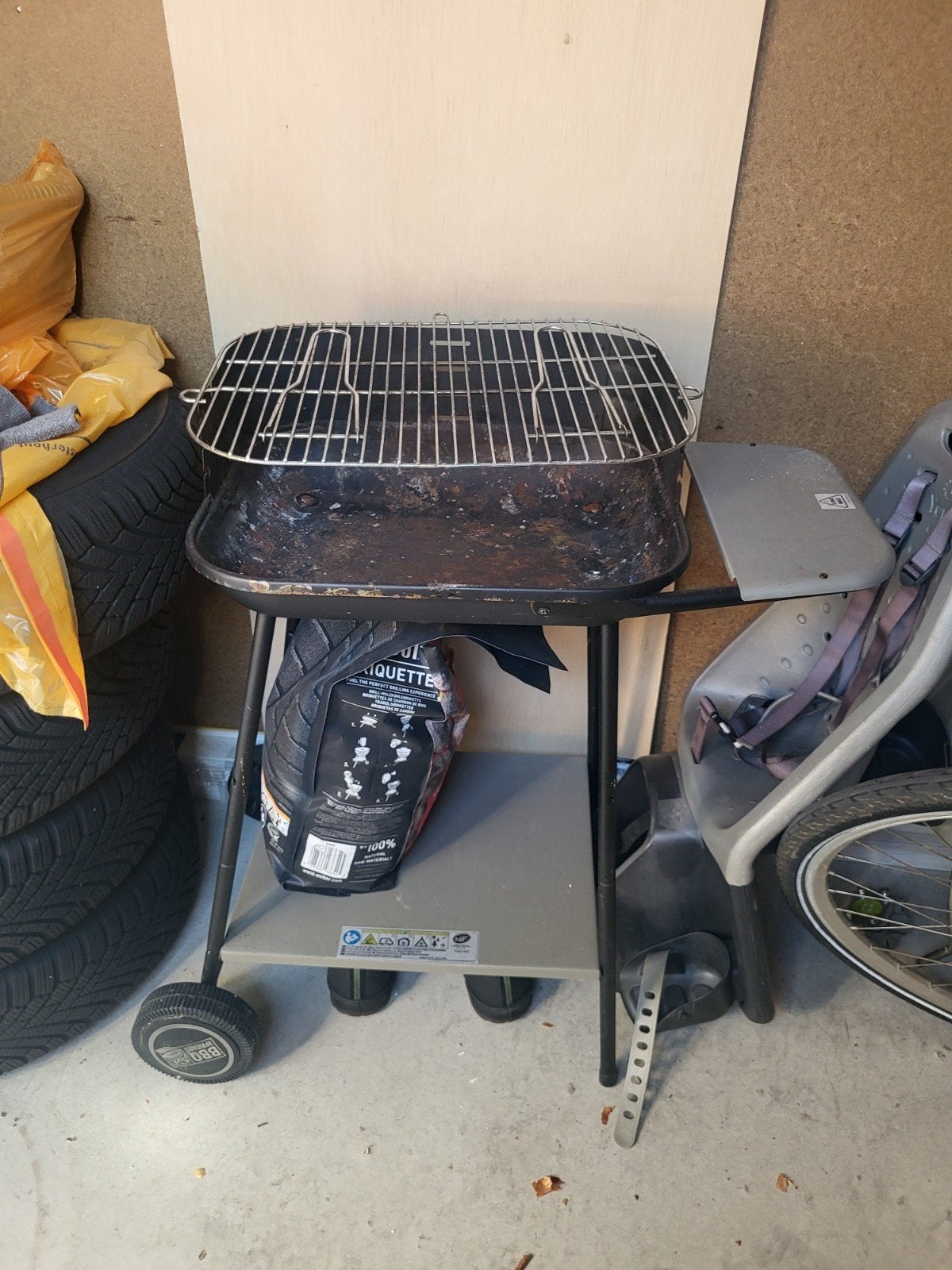 TEAB BBQ met wielen en zijtafel, Ophalen, Gebruikt, Onbekend