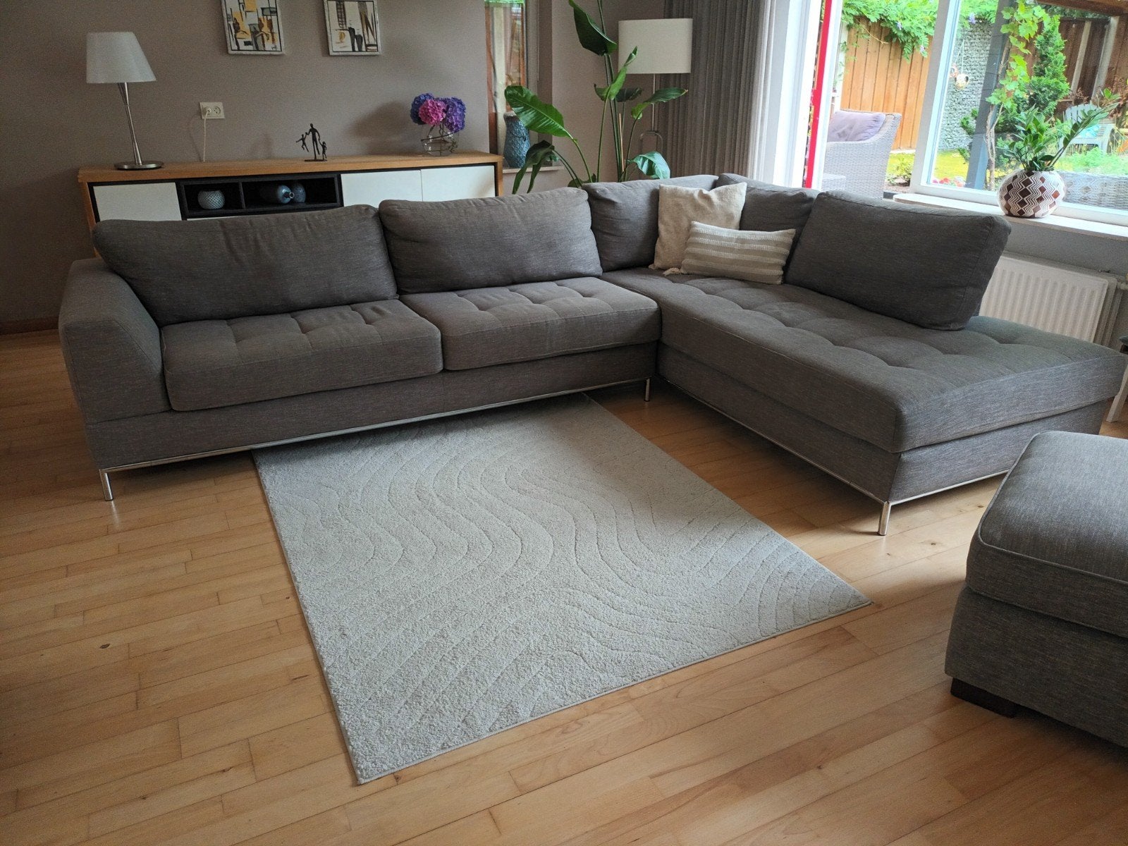 Moderne grijze hoekbank met chaise longue en poef, 250 tot 300 cm, Hoekbank, 75 tot 100 cm, Ophalen of Verzenden
