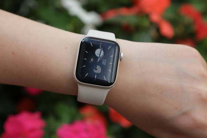 Apple Watch SE (2022 / 2e Gen) 40mm / MET OPLADER & ARMBAND, Gebruikt, Stappen, Zwart, IOS