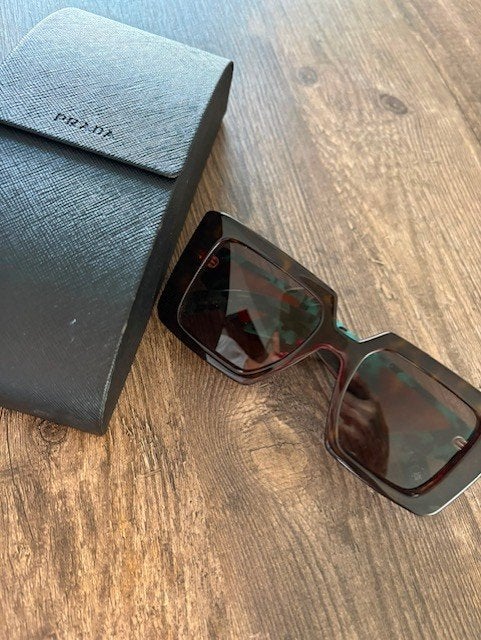 Prada Zonnebril voor Dames – Luxe,  Klasse, inclusief bon, Sieraden, Tassen en Uiterlijk, Zonnebril, Overige kleuren, Prada, Ophalen of Verzenden