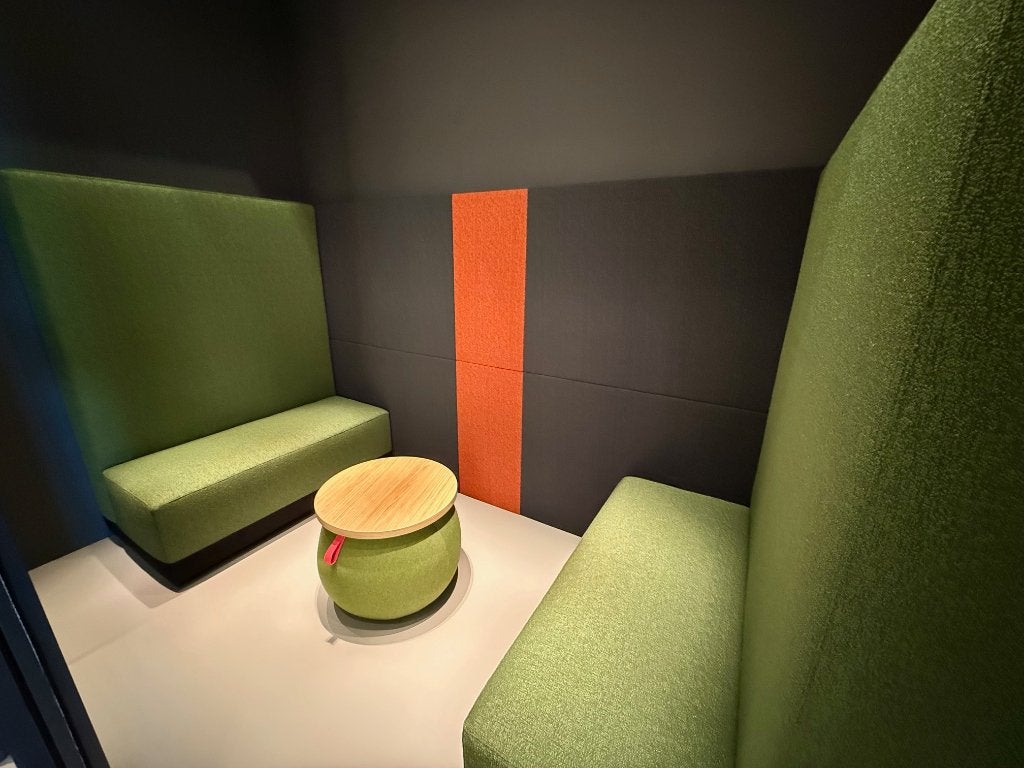 Groene chique gestoffeerde treinbanken, Huis en Inrichting, Banken | Bankstellen, Ophalen, Minder dan 75 cm, Design, Tweepersoons