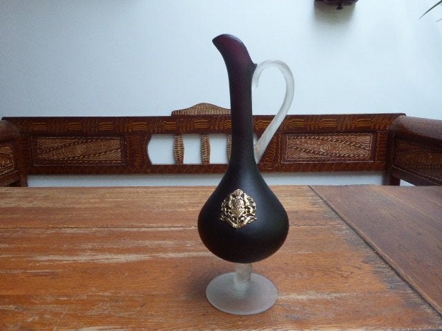 Sierlijke opaline vaas in bordeaux rood, 32 cm.