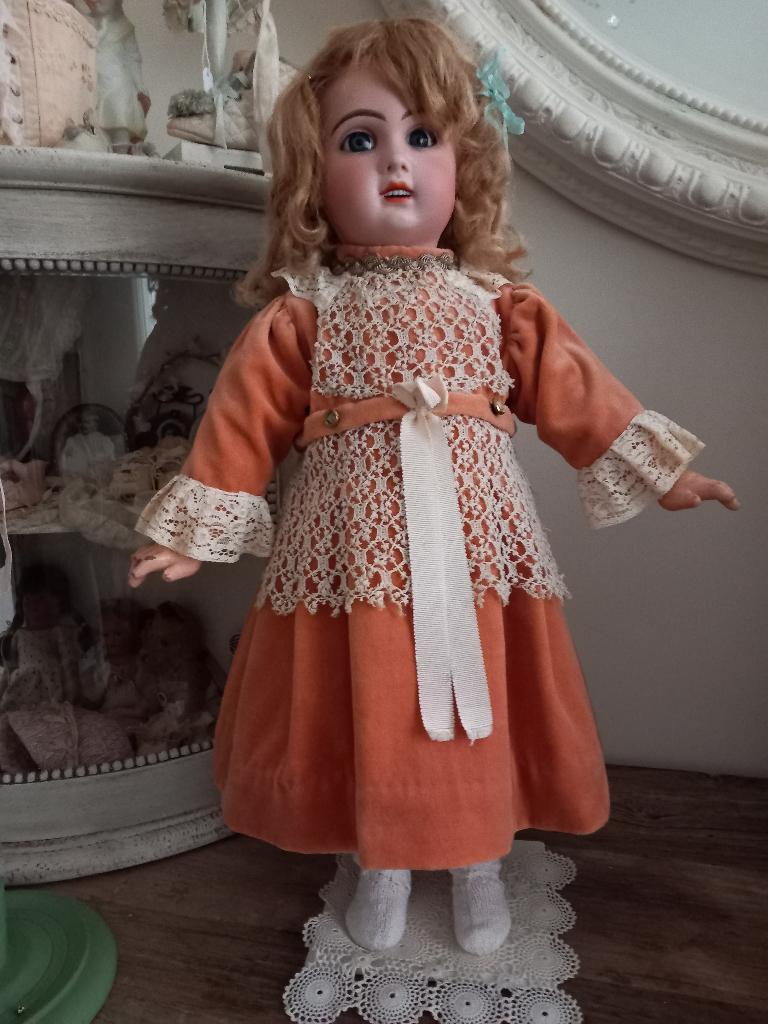 antiek fluwelen poppenjurkje met veel kant., Verzamelen, Poppen, Verzenden, Zo goed als nieuw, Kleertjes